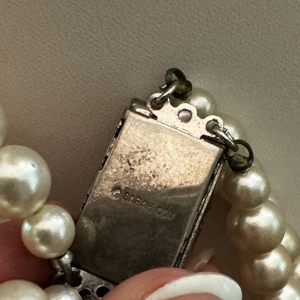 Elegant Faux Pearl Necklace with Silver Accents - Picture 3 of 8